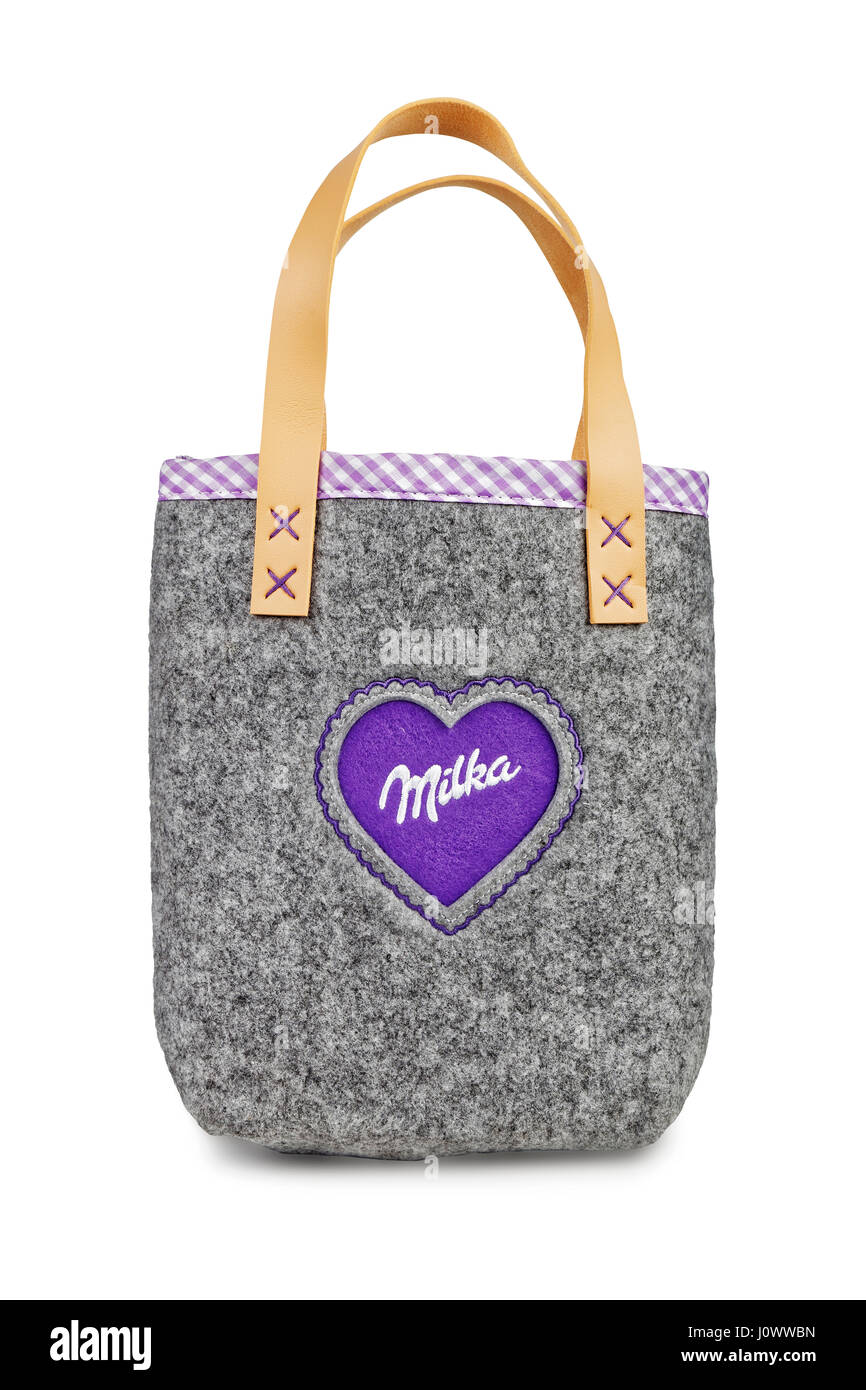 Pola, Croazia - Aprile 8, 2017: Studio shot di cioccolato Milka borsa. Milka è un marchio tradizionale di confezione di cioccolato, fabbricato da Mondelez In Foto Stock