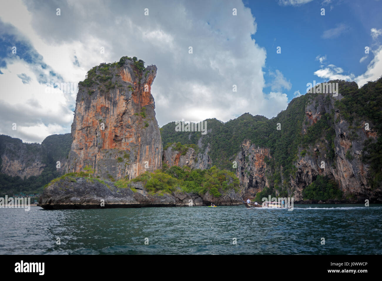 Di una barca dalla coda lunga e la voce torna ad Ao Nang da Railay Beach, Provincia di Krabi, Thailandia, Sud-est asiatico Foto Stock