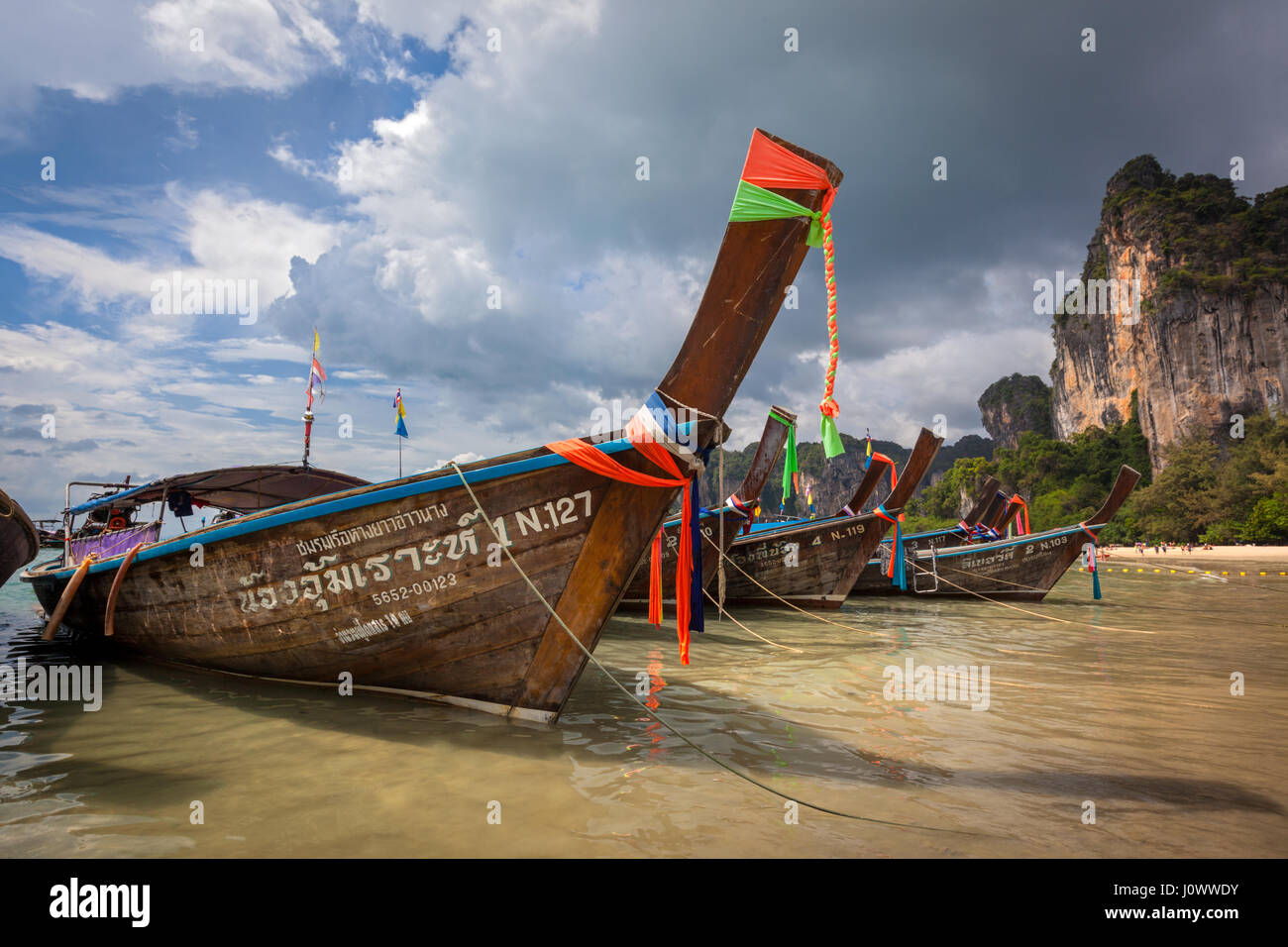 Longtail barche su Railay Beach, Ao Nang, provincia di Krabi, Thailandia, Sud-est asiatico Foto Stock