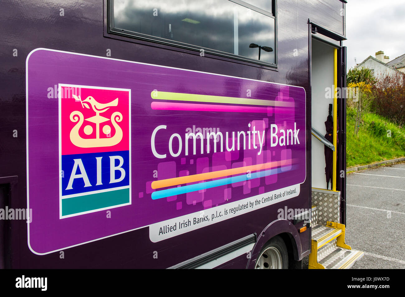 AIB mobile Banca Comunitaria parcheggiato in un parcheggio a Schull, West Cork, Irlanda. Foto Stock