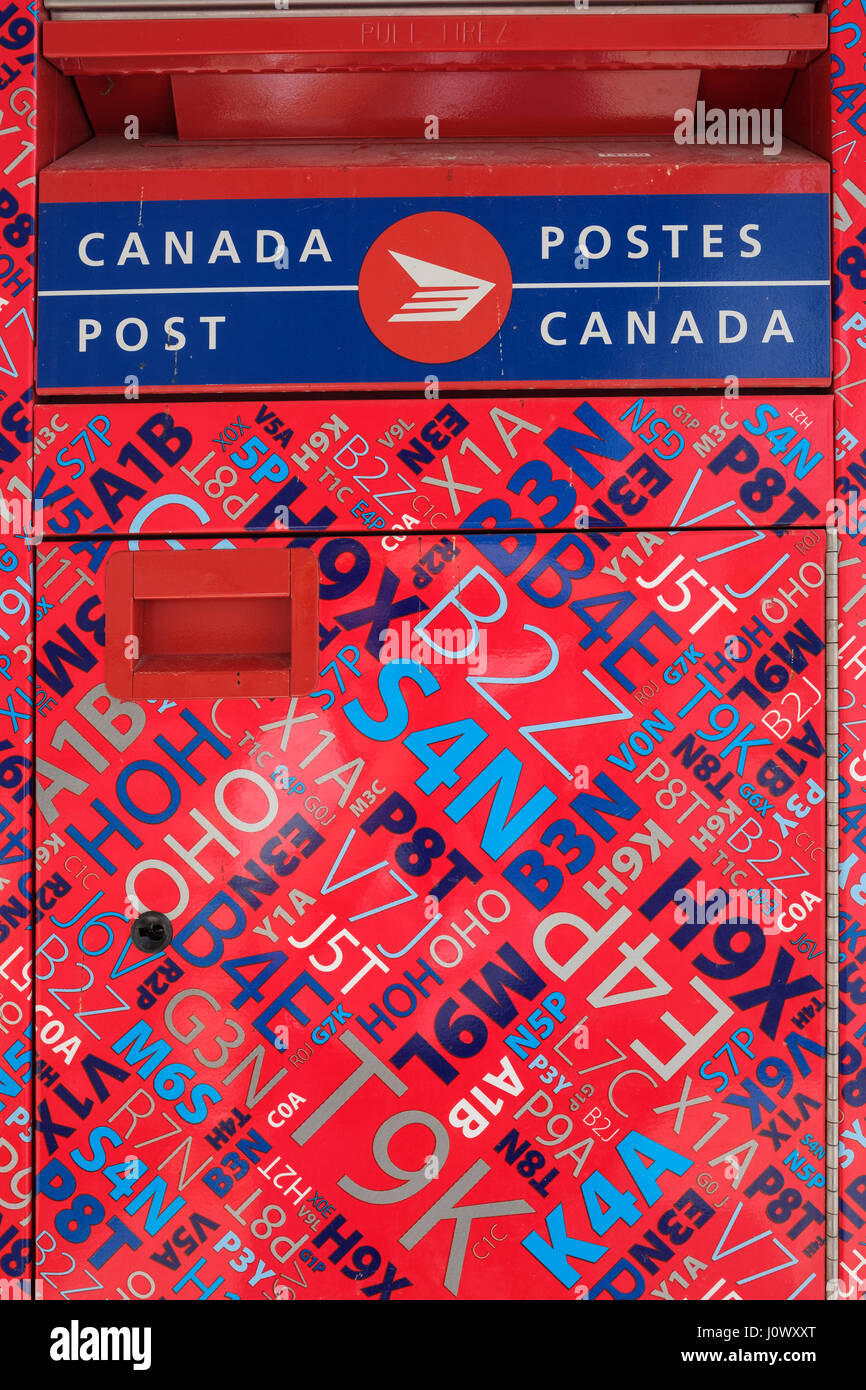Cassetta postale canadese, design moderno, Canada Post free-standing post box decorato con colorati i codici postali. Foto Stock