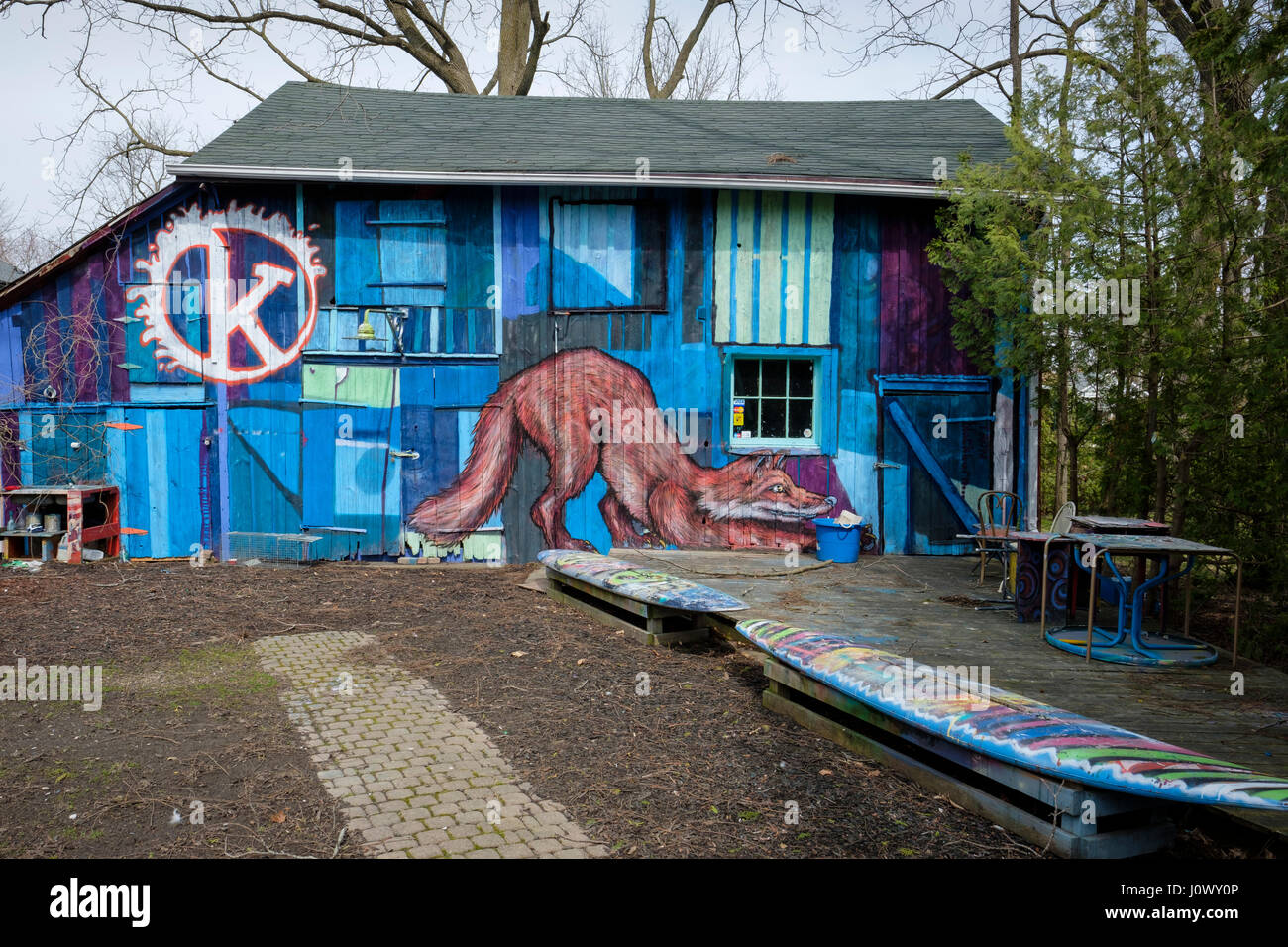 Graffiti dipinti di una volpe dipinti su un muro di fienile nel villaggio di Bayfield, Ontario, Canada. Foto Stock