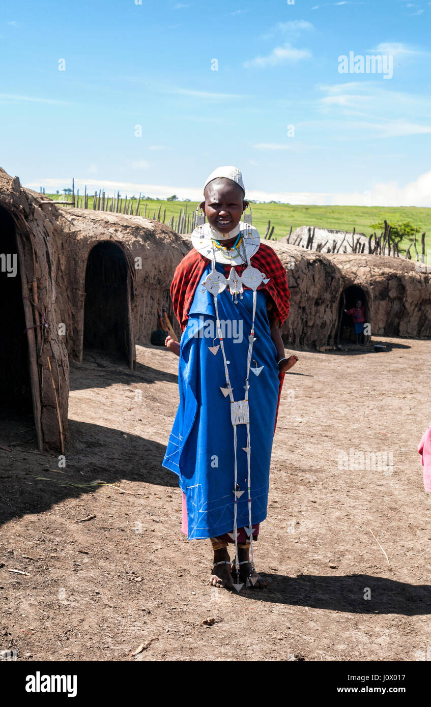 Giovane donna Maasai in posa capanna esterna. Foto Stock