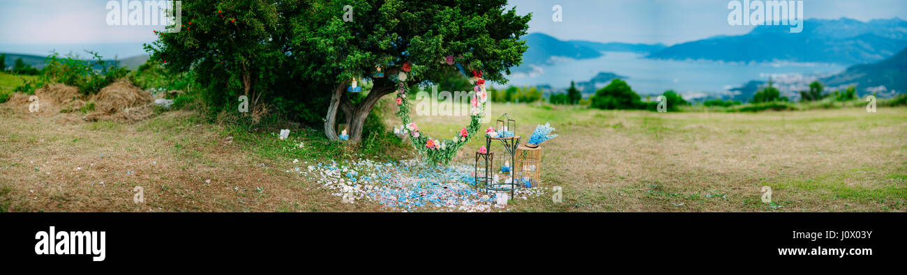 Round wedding arco di fiori e di rami di olivo. Appendere sul Foto Stock