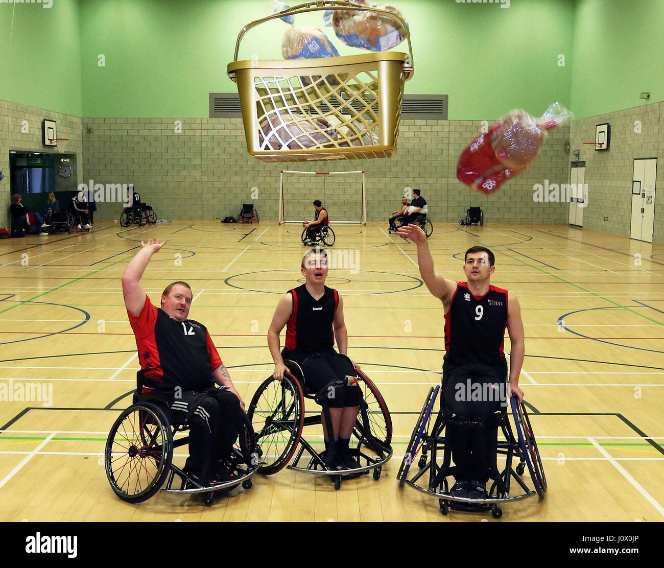 È sotto embargo per 0001 Martedì 18 Aprile a solo uso editoriale Tees Valley Titans, una sedia a rotelle sport di squadra, all'Outwood Academy di Acklam, che hanno ricevuto &pound;5,347 e sono tra i 4.000 locali di buona causa che hanno ricevuto una parte di un &pound;9milioni di pagare fuori dal Co-op sotto il nuovo regime di appartenenza. Foto Stock