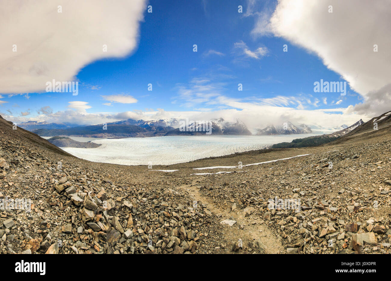 Panorama del ghiacciaio Grey dalla gardner passano in Patagonia al tramonto con nubi lenticolari su sky Foto Stock