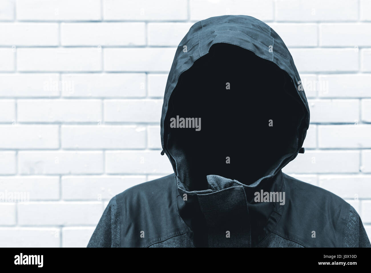 Protetto testimonianza il concetto di identità con volto persona con cappuccio Foto Stock
