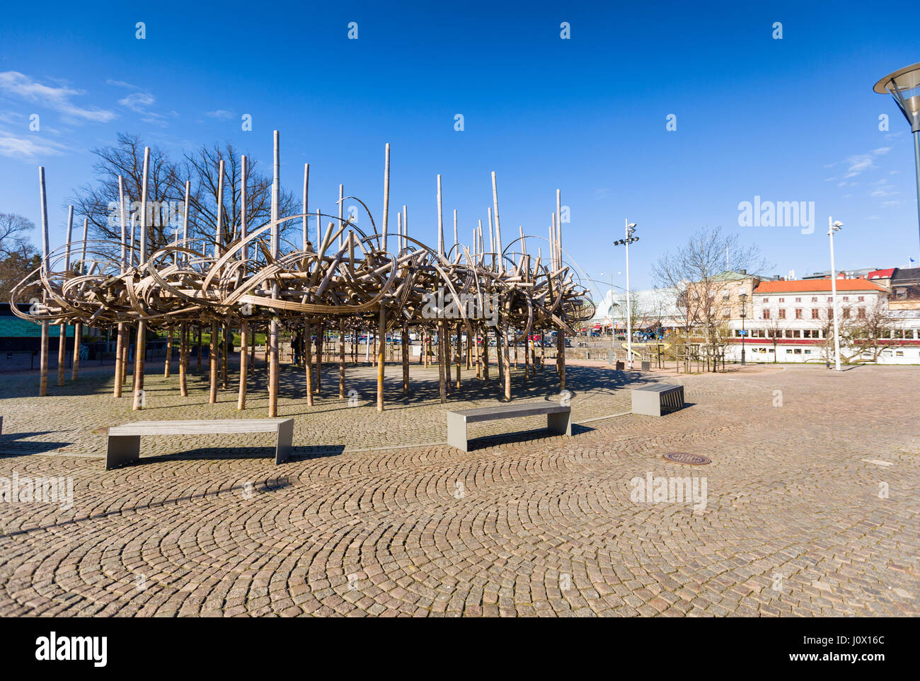 Arte di installazione dall'artista giapponese Tetsunori Kawana fuori Stora Teatern (il Grand Theatre) sulla Avenyn (l'Avenue) a Gothenburg, Svezia modello di rilascio: No. Proprietà di rilascio: No. Foto Stock