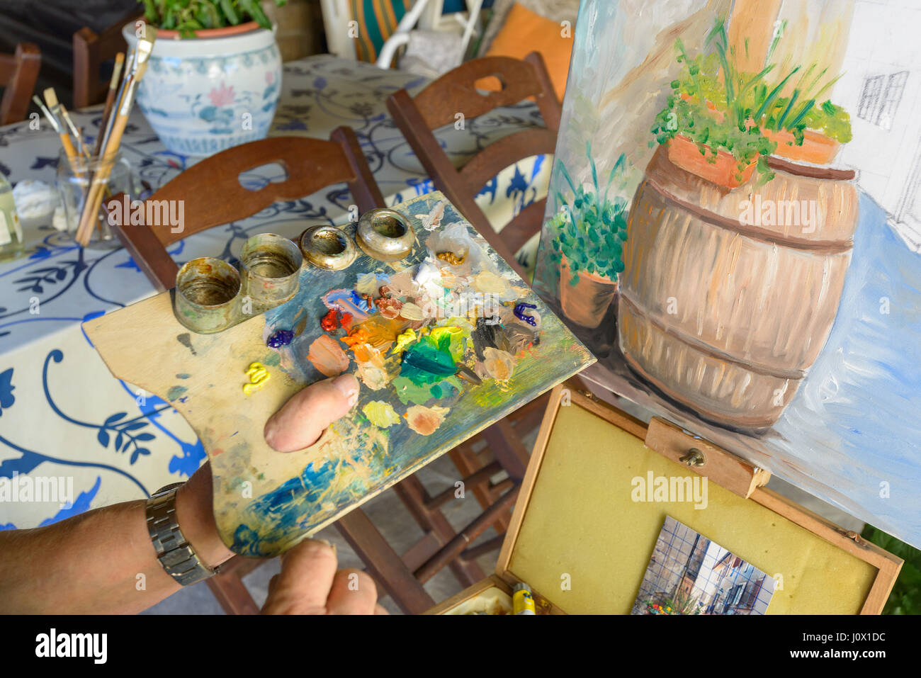 Una tavolozza di legno pieno di olio i colori di vernice Foto Stock