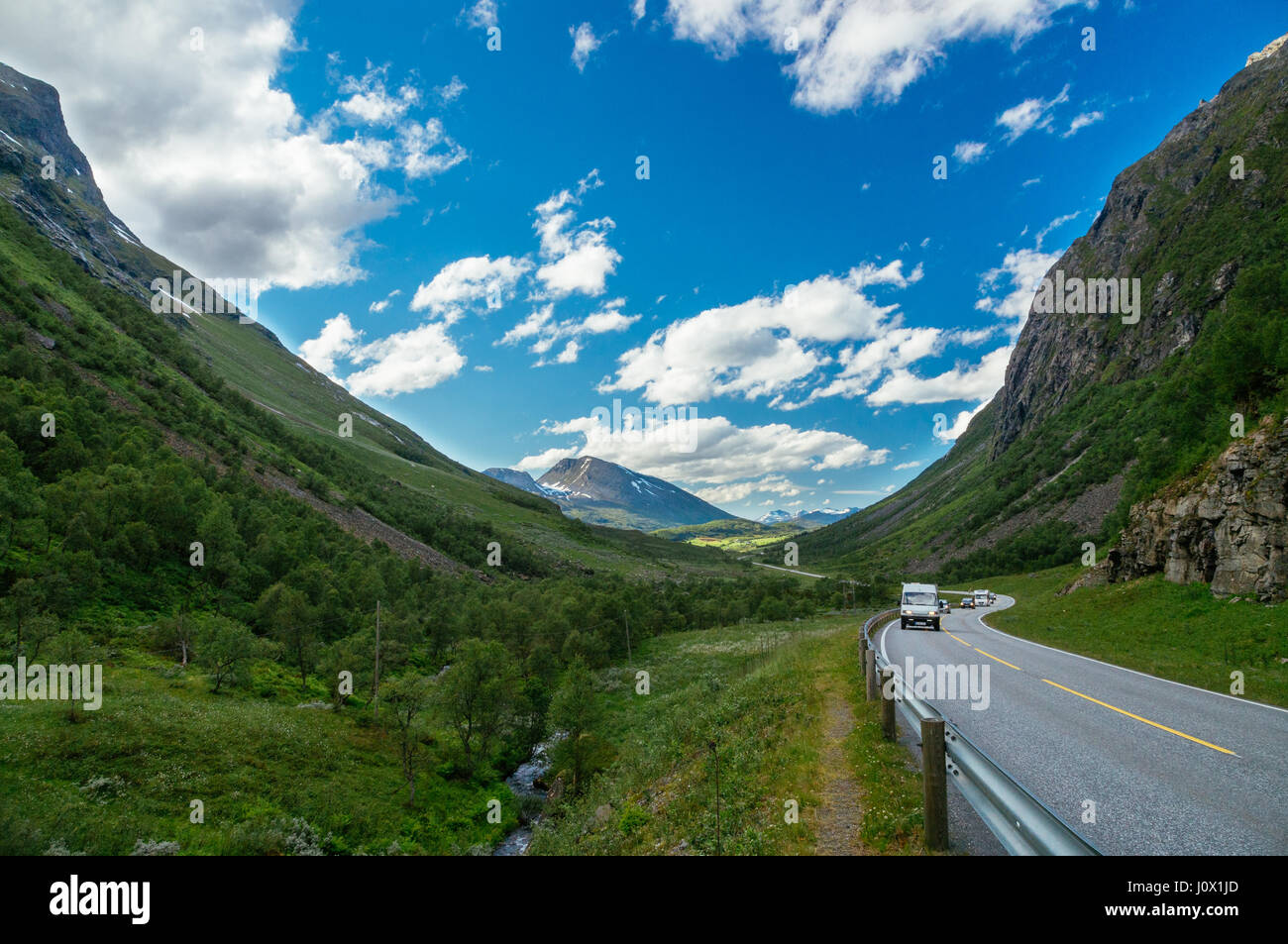 Camper e auto sulla strada panoramica tra le montagne. Meraviglioso paesaggio estivo. Turismo Concept Foto Stock