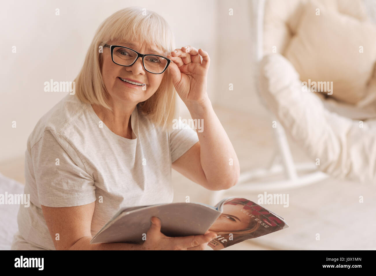 Felice donna allegra guardando a voi Foto Stock