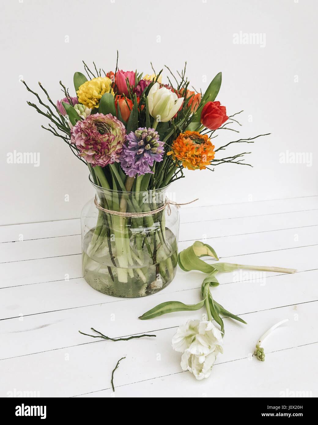 Vaso in vetro con fiori di primavera Foto Stock