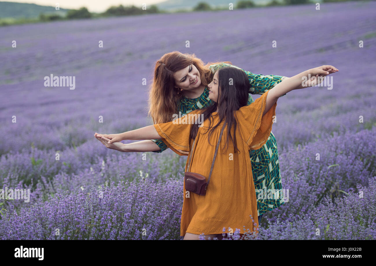 Madre e figlia in piedi nel campo di lavanda con le braccia aperte, Stara Zagora, Bulgaria Foto Stock