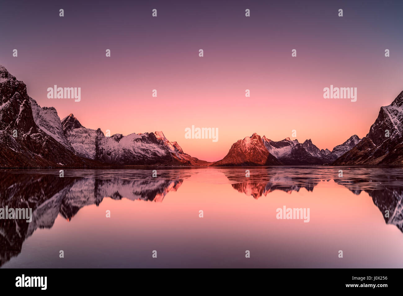 Alba sulle montagne, Lofoten, Norvegia Foto Stock