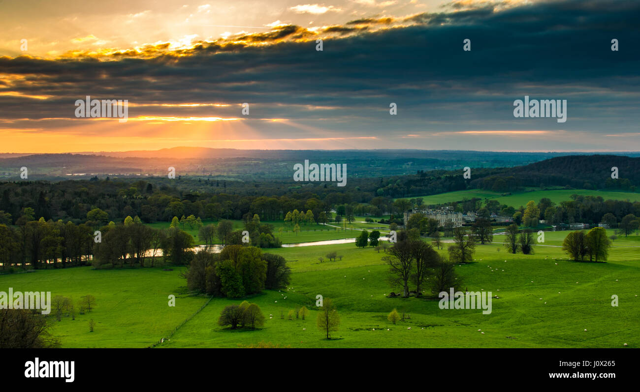 Tramonto al gate di cieli di Longleat guardando oltre i motivi di Longleat House Foto Stock