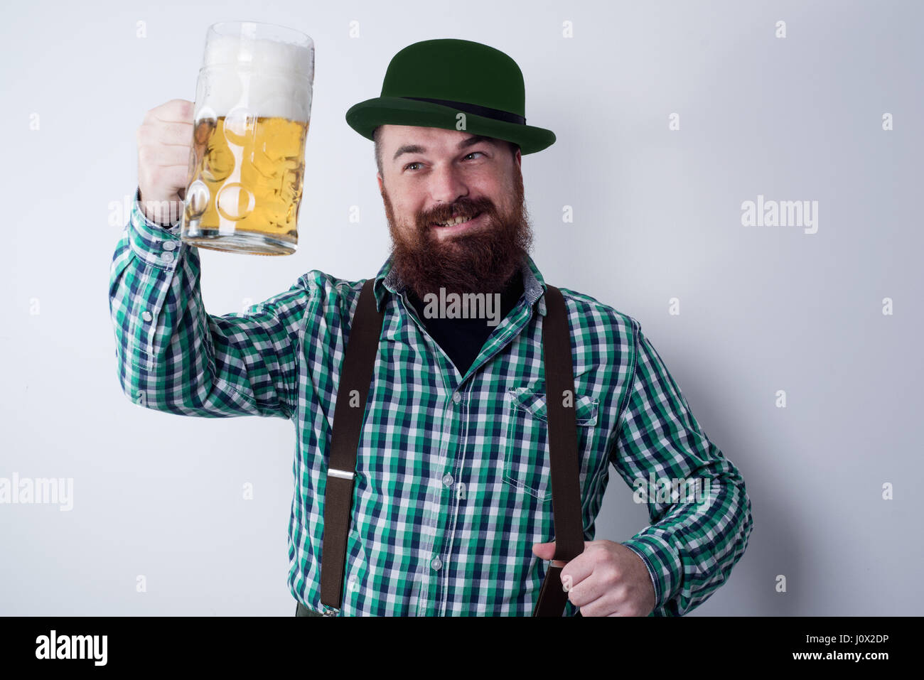 Ritratto di un uomo con un boccale di birra Foto stock - Alamy