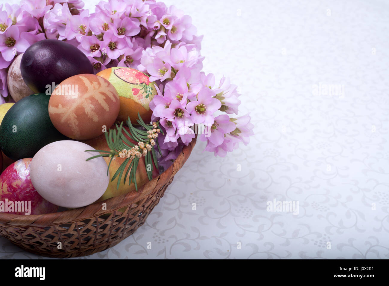 Cesto di pasqua con fiori e uova Foto Stock