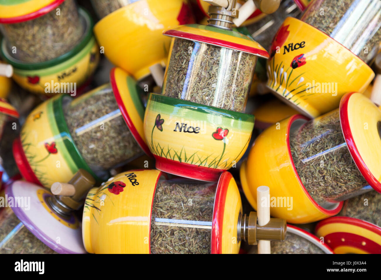 Francia, Nizza, souvenir turistici herb pentole in vendita. Foto Stock