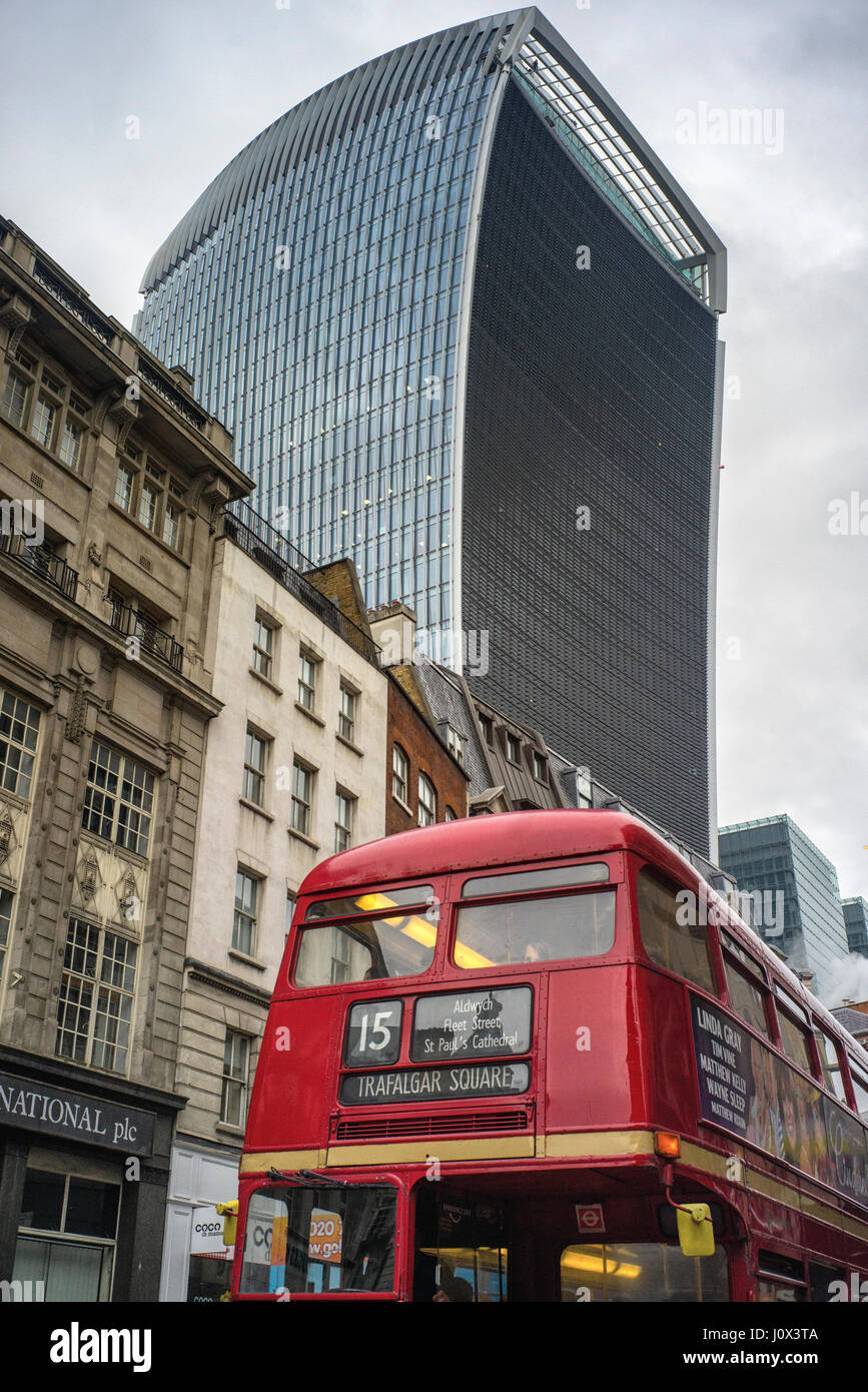 Due icone di Londra, il rosso originale Routemaster bus e il nuovo edificio del 20 Fenchurch Street noto come walkie talkie edificio Foto Stock