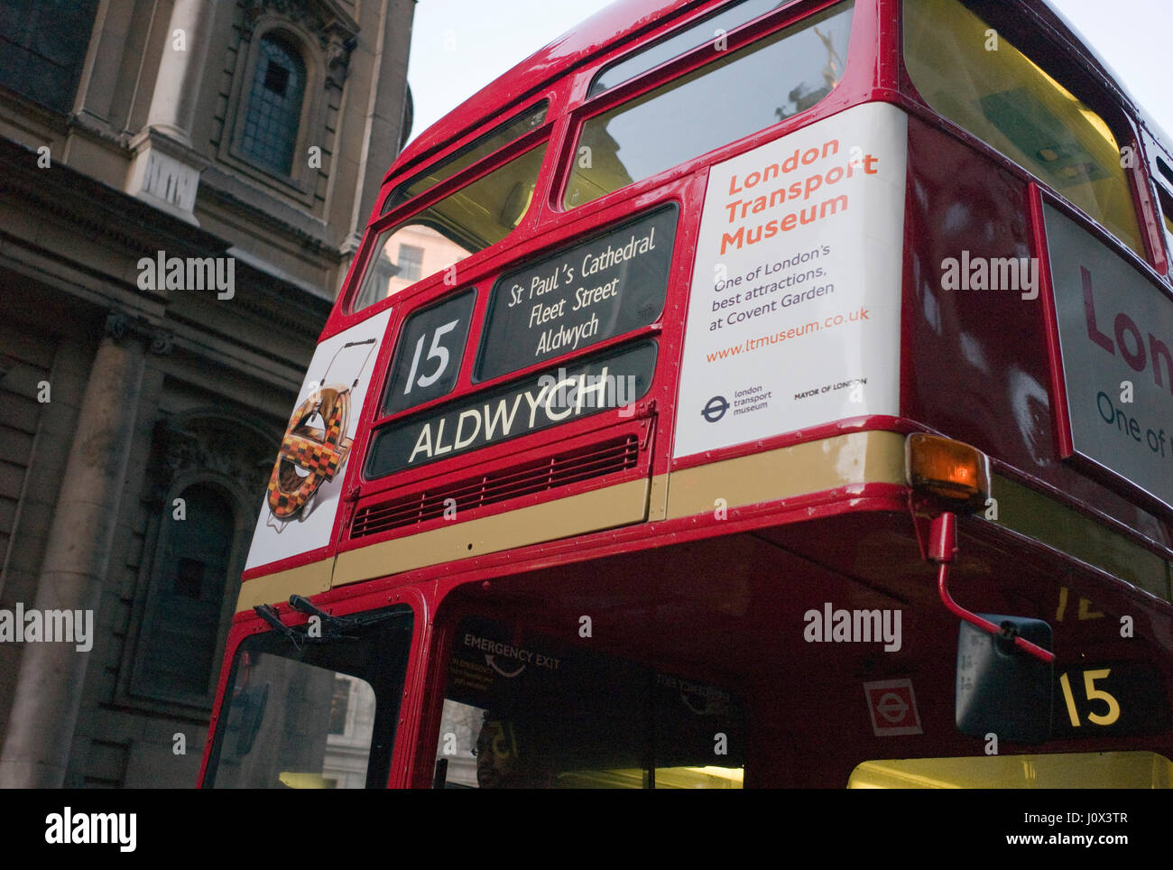 Vintage e iconico Londra Trasporto rosso autobus Routemaster ancora operante sul patrimonio dei percorsi degli autobus nel centro di Londra, una attrazione turistica. Foto Stock