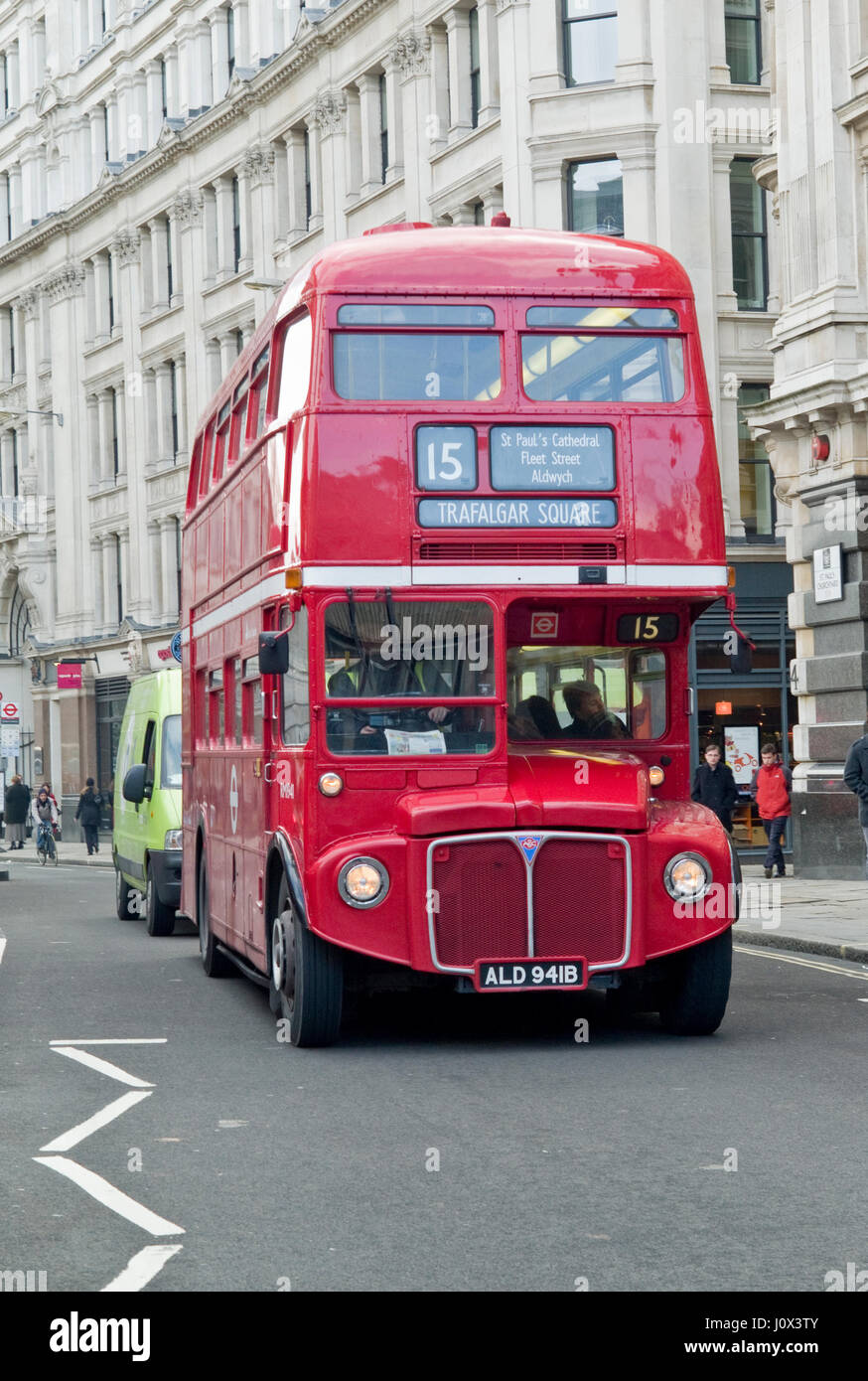 Vintage e iconico Londra Trasporto rosso autobus Routemaster ancora operante sul patrimonio dei percorsi degli autobus nel centro di Londra, una attrazione turistica. Foto Stock