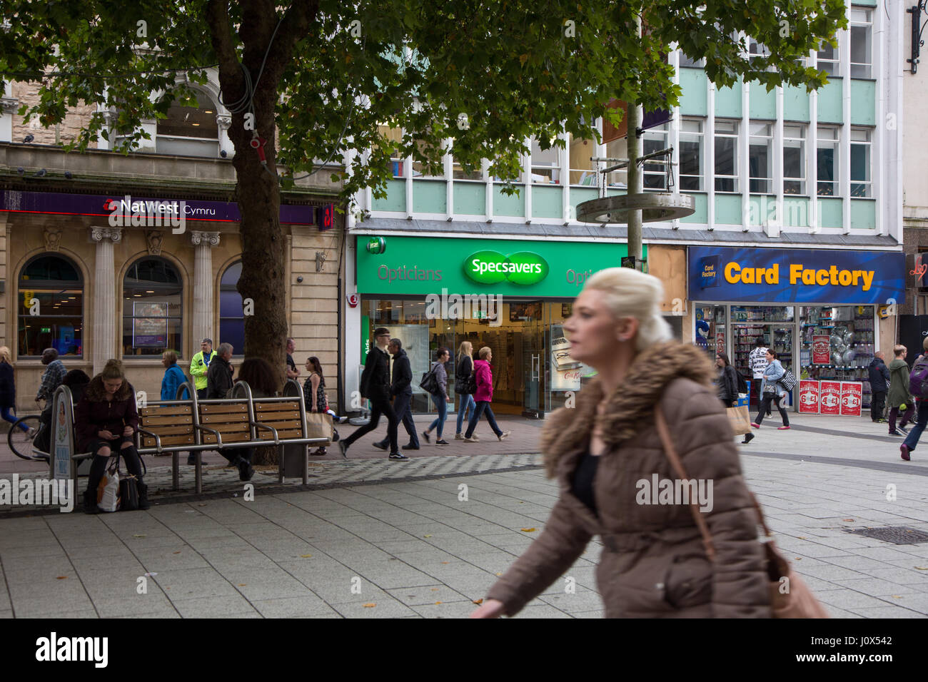 Queen Street, Cardiff, un grande shopping con tesserino Fabbrica, SpecSavers e NatWest Bank Foto Stock