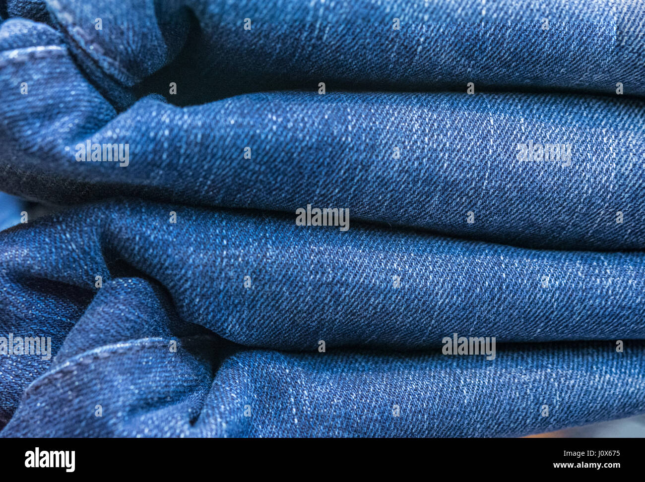Jeans impilati come uno sfondo Foto Stock
