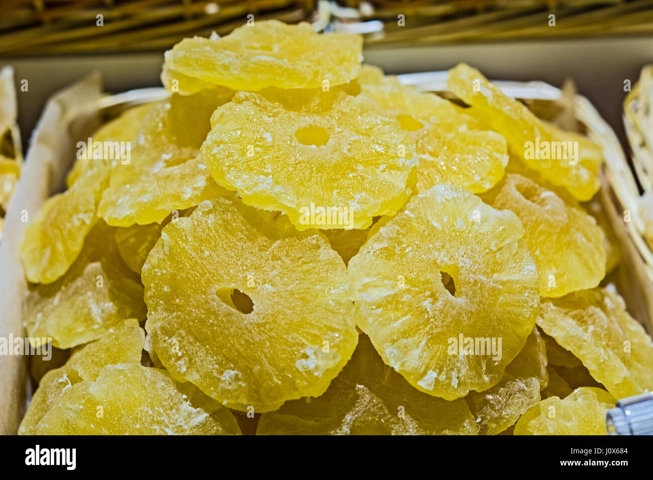Essiccato ananas (Ananas) fette nel negozio di dolciumi Foto Stock