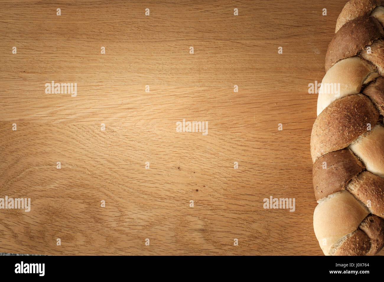 3 tipi di pane intrecciate giacente su di un tavolo di legno con copia spazio. concetto alimentare Foto Stock