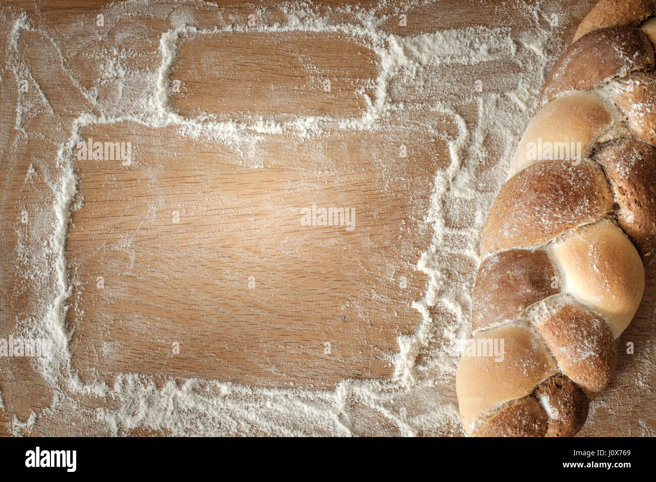 3 tipi di pane intrecciate giacente su di un tavolo di legno con copia spazio. concetto alimentare Foto Stock