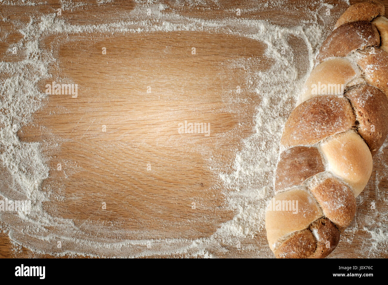 3 tipi di pane intrecciate giacente su di un tavolo di legno con copia spazio. concetto alimentare Foto Stock