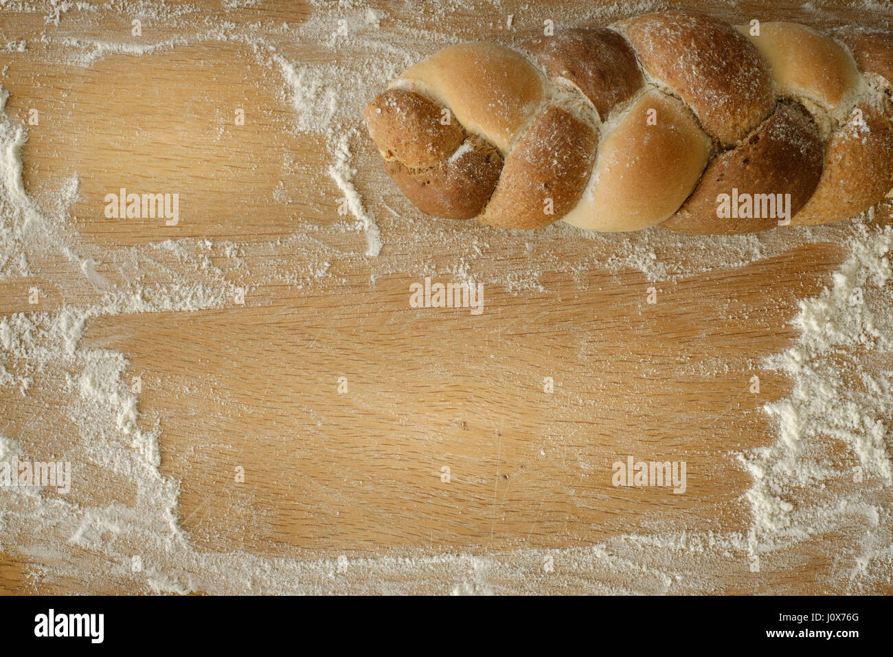 3 tipi di pane intrecciate giacente su di un tavolo di legno con copia spazio. concetto alimentare Foto Stock