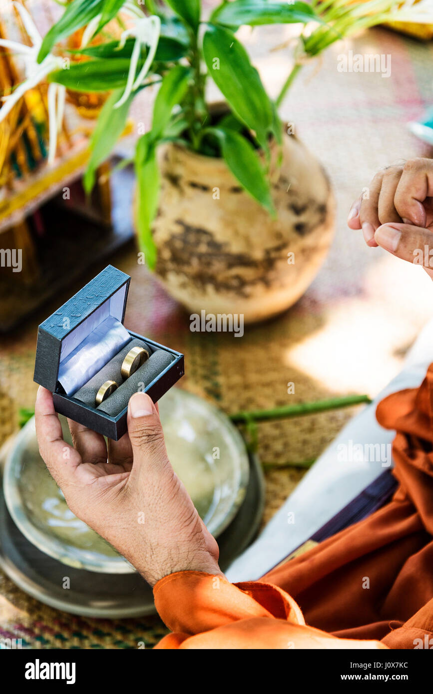 Benedizione dei monaci buddisti anello di matrimonio cerimonia su kep costa della Cambogia asia Foto Stock