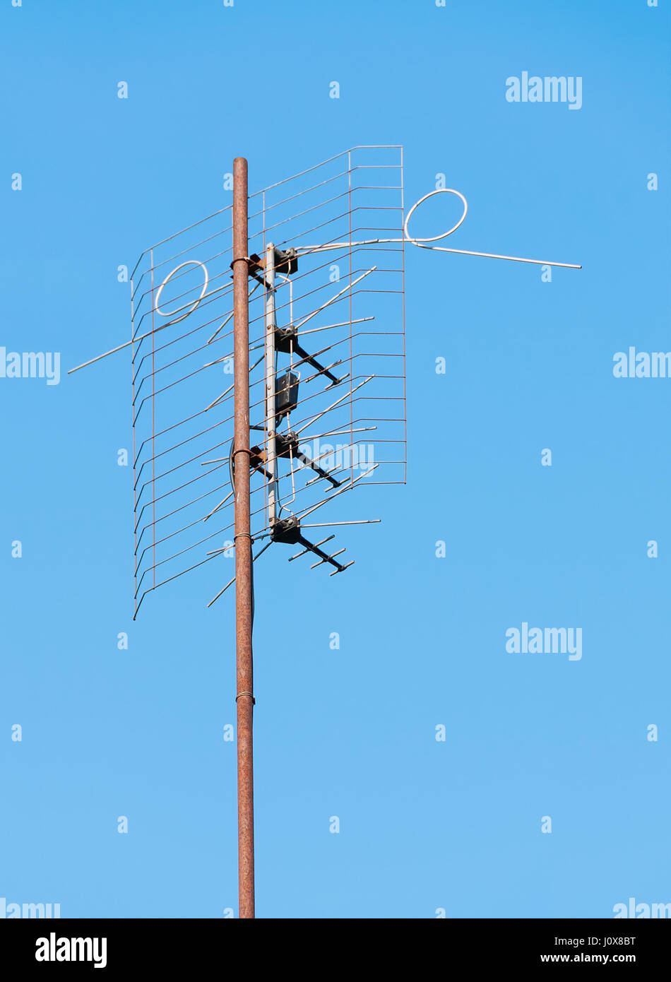 Vecchia antenna TV su uno sfondo di cielo blu Foto stock - Alamy