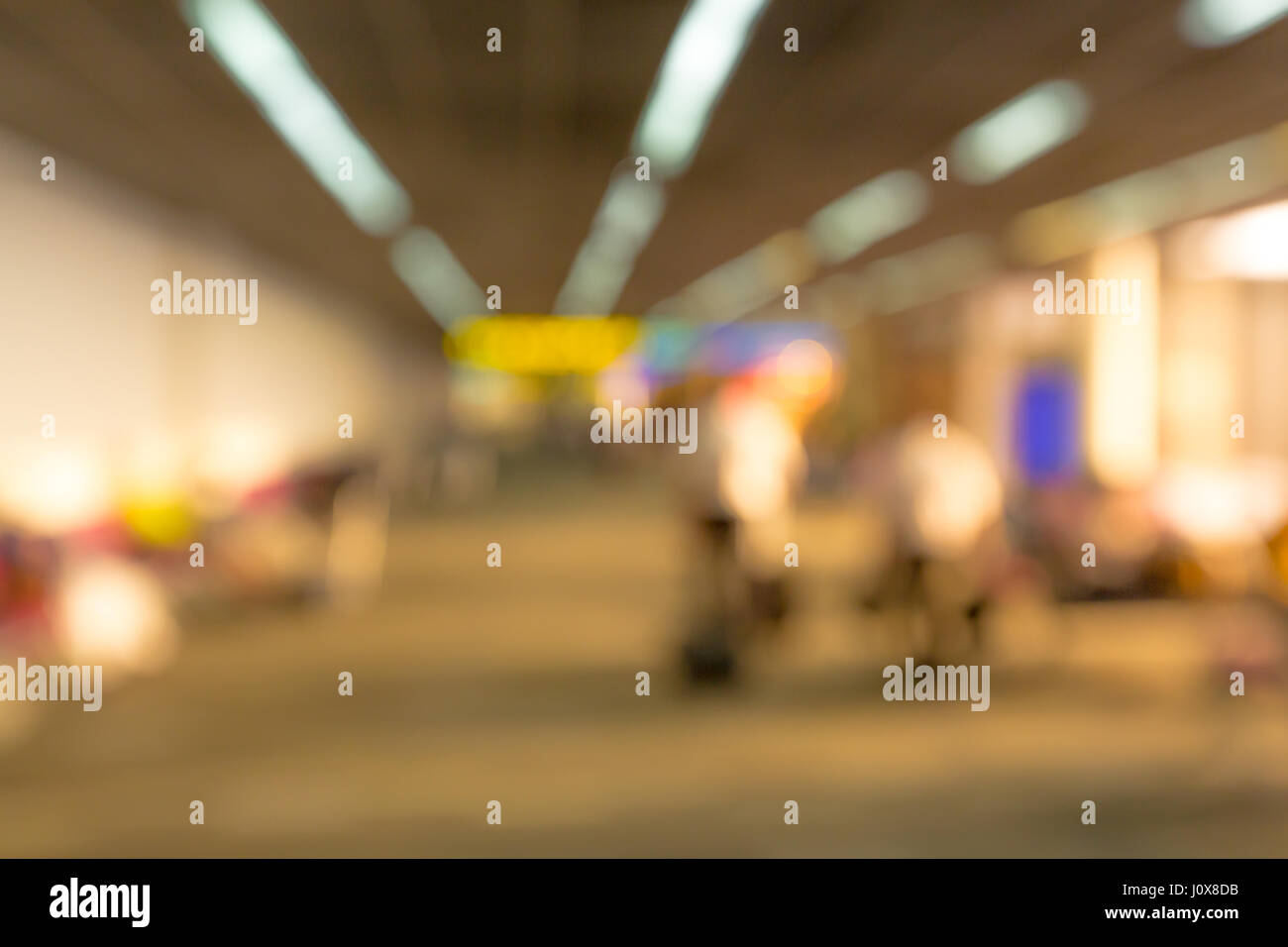 Sfocare lo sfondo del viaggiatore in aeroporto Foto Stock