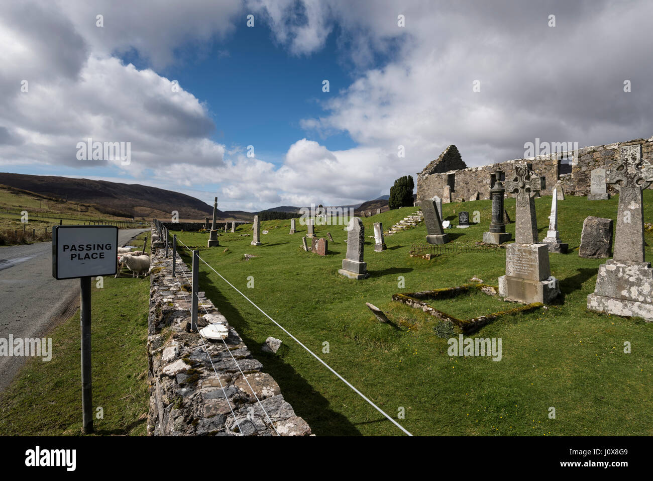 Passando segno posto sulla singola traccia strada impropriamente situato adiacente al cimitero e diruta chiesa vicino Torrin sull'Isola di Skye in Scozia. Foto Stock