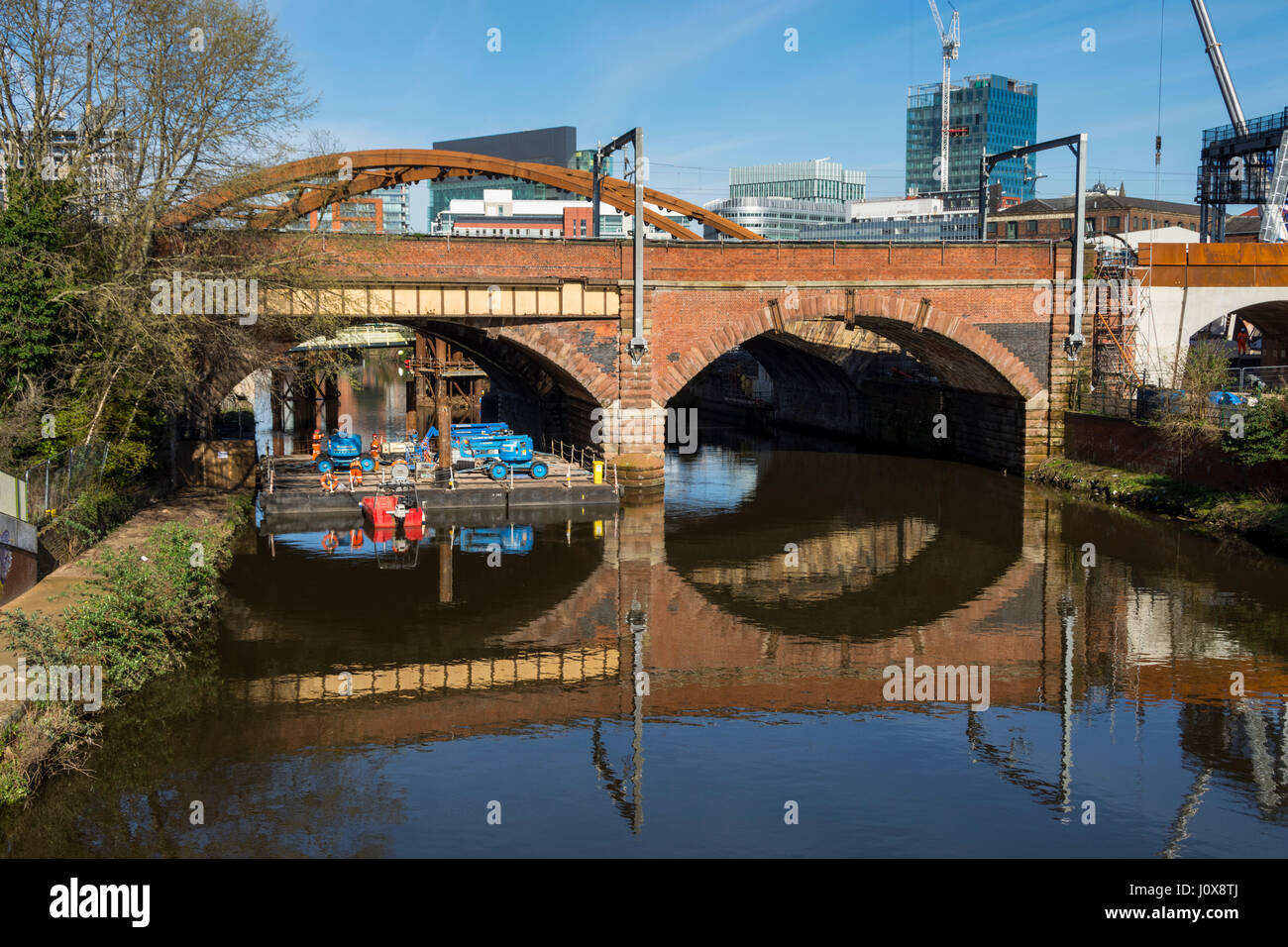 L'arco per il fiume Irwell, ponte per la nuova corda Ordsall rail link, dietro un vittoriano viadotto ferroviario, Salford, Manchester, Inghilterra, Regno Unito Foto Stock