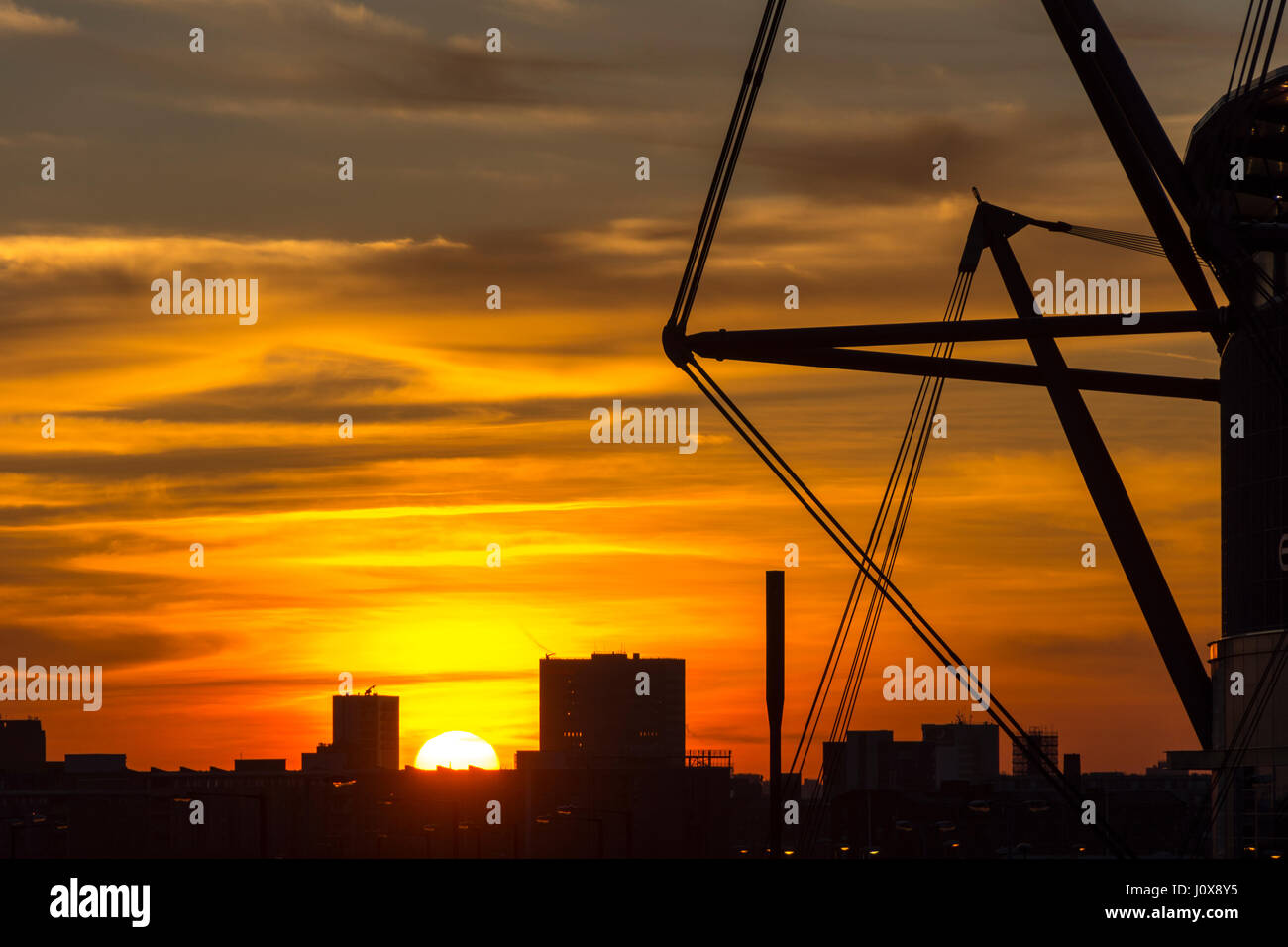 Il centro della città skyline al tramonto dalla Etihad (precedentemente il City of Manchester Stadium), Manchester, Inghilterra, Regno Unito Foto Stock