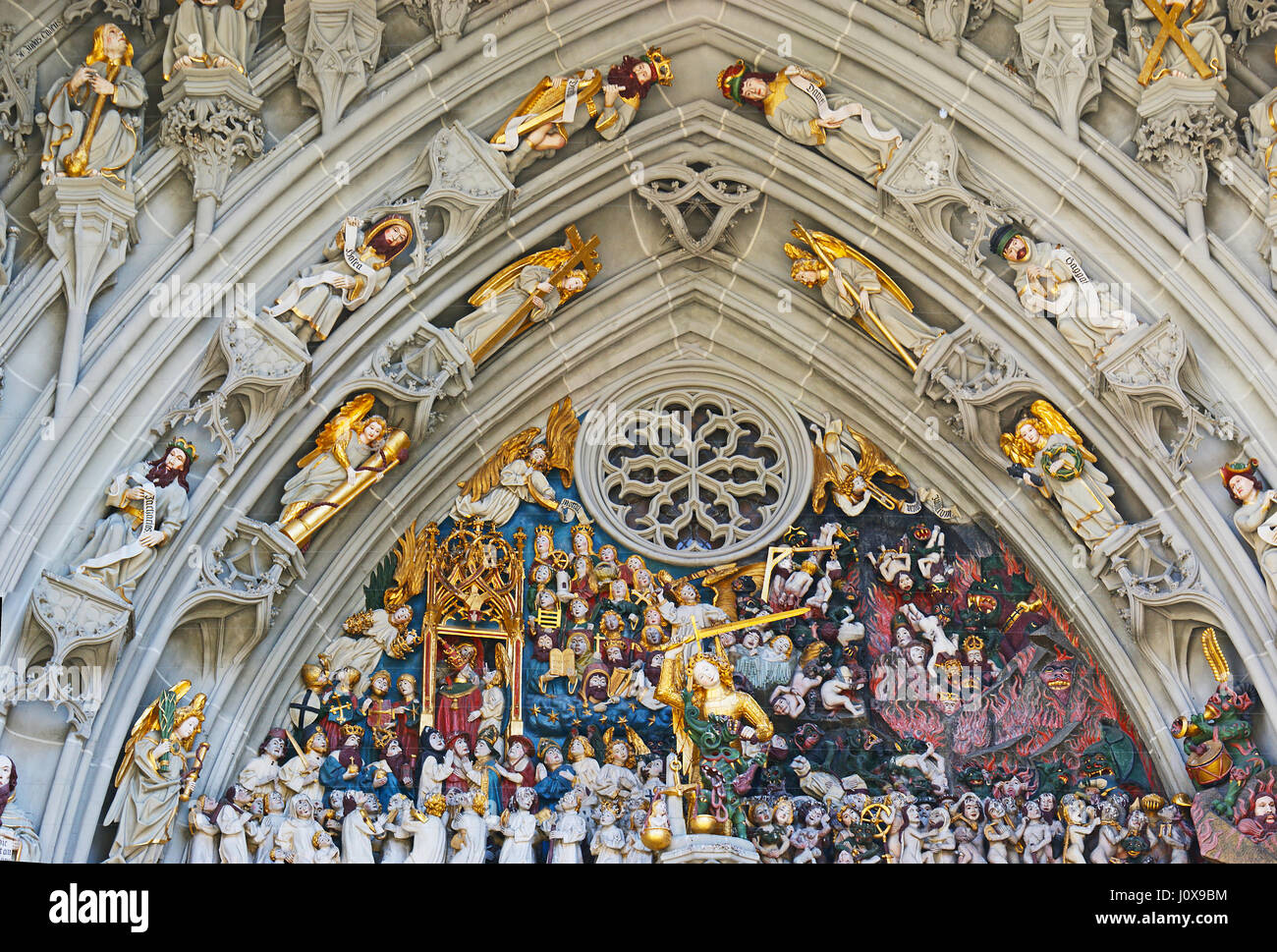 Il principale portale di ingresso della Cattedrale di Munster decorate con l'ultima sentenza composizione scultorea, Berna, Svizzera. Foto Stock