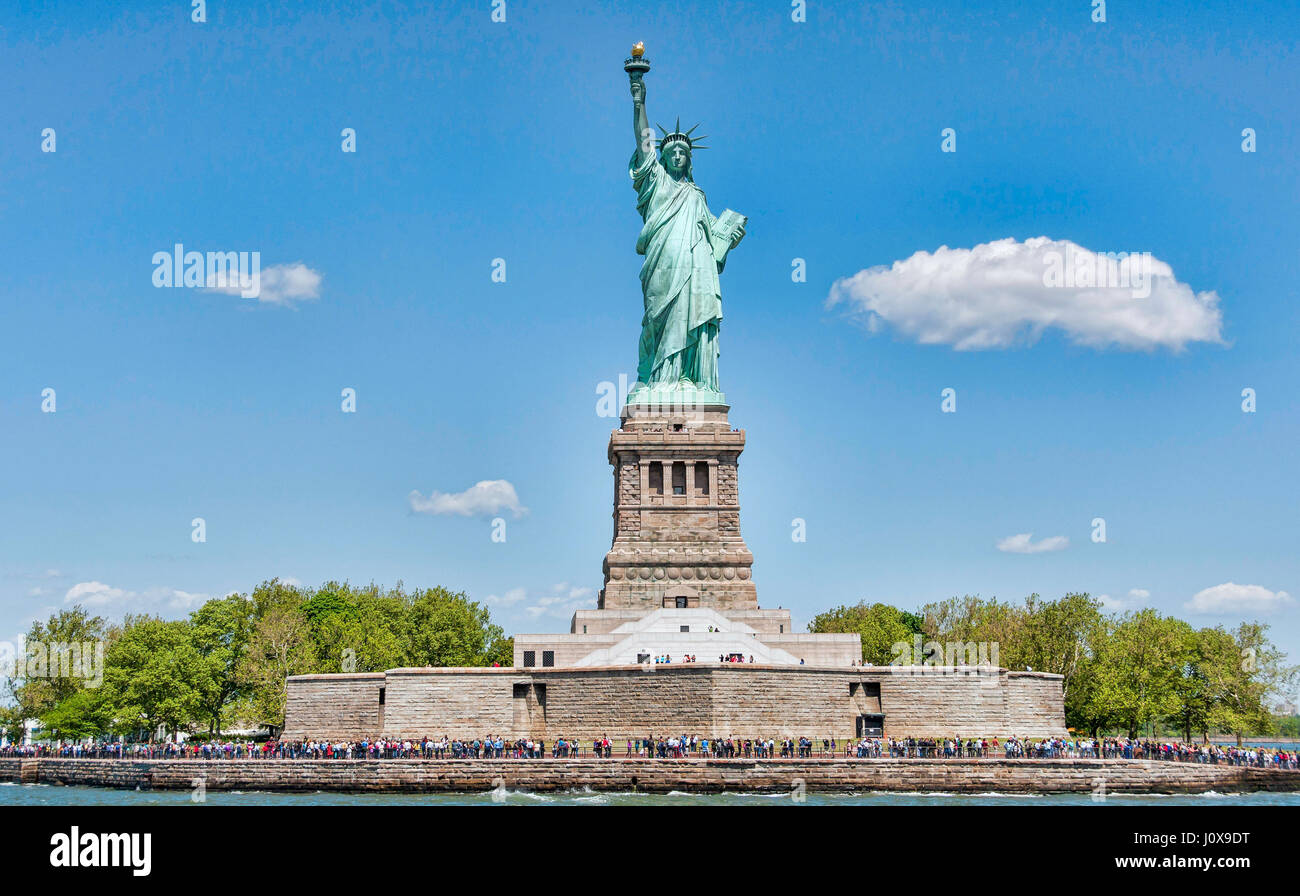 New York, Stati Uniti d'America - 22 maggio 2015. I turisti che visitano un iconico scultura in una giornata di sole di maggio. La Statua della Libertà è un dono del popolo della Francia per Foto Stock