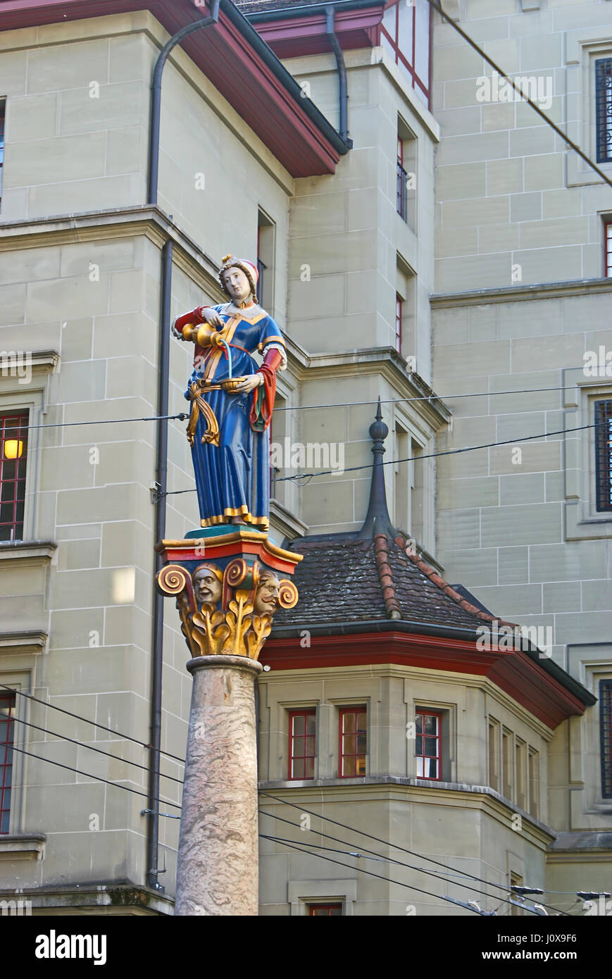 La fontana, noto come Anna-Seiler-Brunnen, decorata con statua del fondatore del primo ospedale in città - Anna Seiler, situato in Marktgasse, Berna, Foto Stock