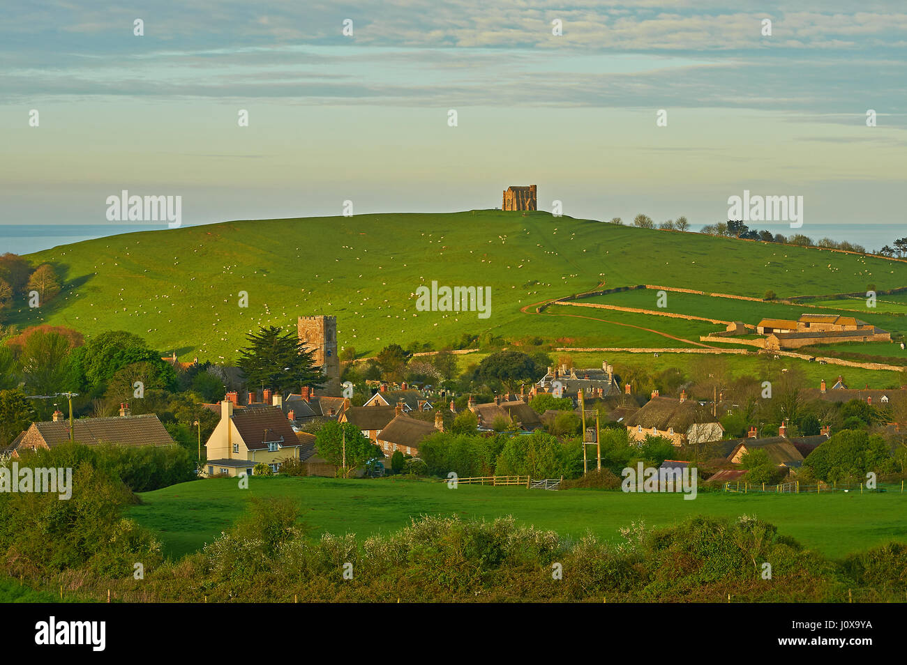 Un inizio di mattina vista attraverso il rotolamento Dorset panorama verso Santa Caterina la cappella e il piccolo villaggio di Abbotsbury. Foto Stock