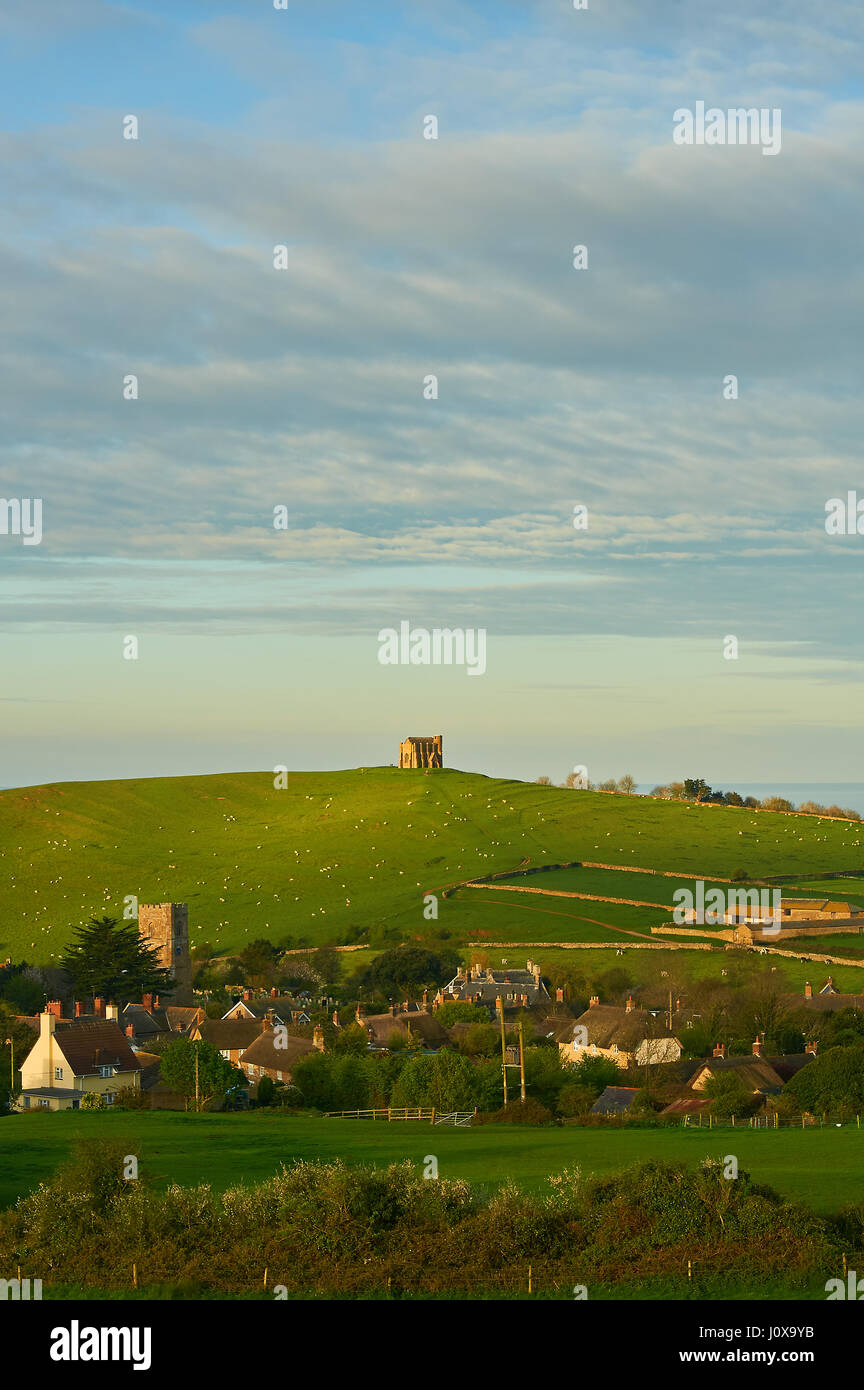 Un inizio di mattina vista attraverso il rotolamento Dorset panorama verso Santa Caterina la cappella e il piccolo villaggio di Abbotsbury. Foto Stock