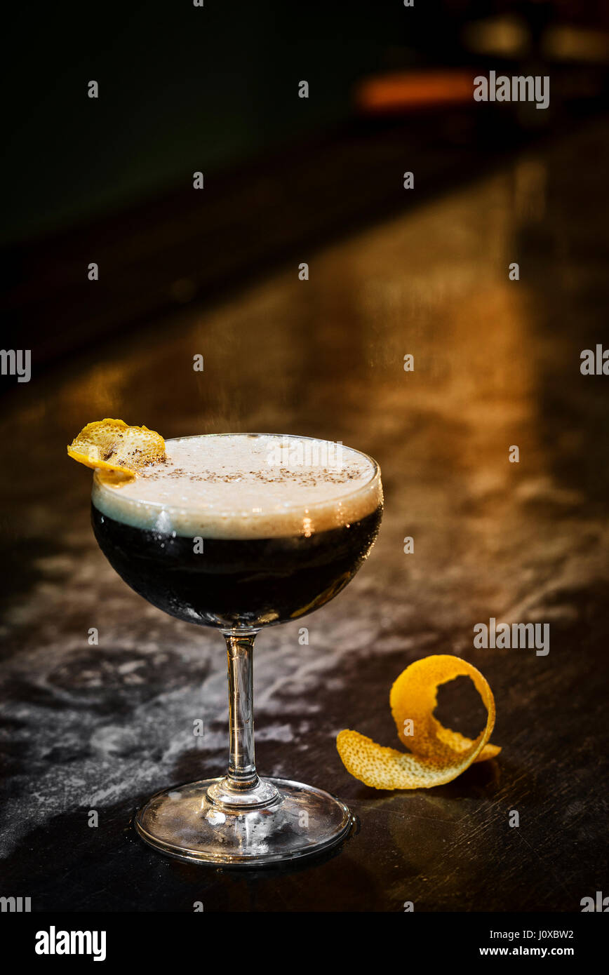 Expresso cofeee martini cocktail drink nel bar moderno Foto Stock