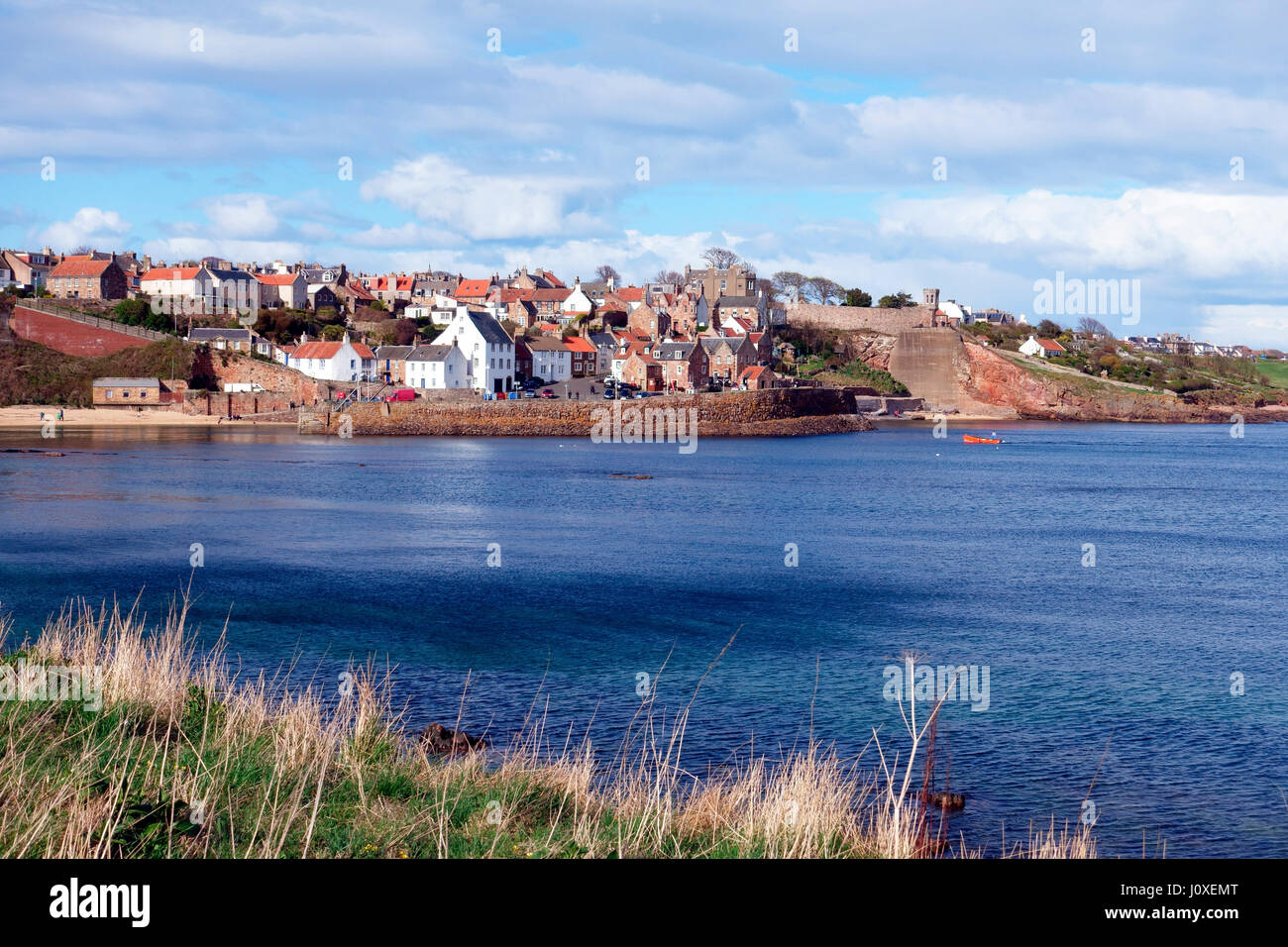 Crail porto e città, una volta Royal Burgh di Fife, Scozia con il suo distintivo tetti pantile e architettura vernacolare Foto Stock