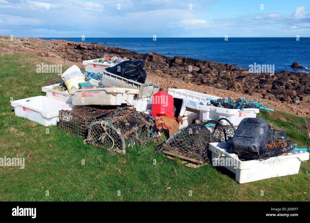 I rifiuti raccolti da una spiaggia pulita fino in Fife sentiero costiero tra Crail e Anstruther in Scozia Foto Stock