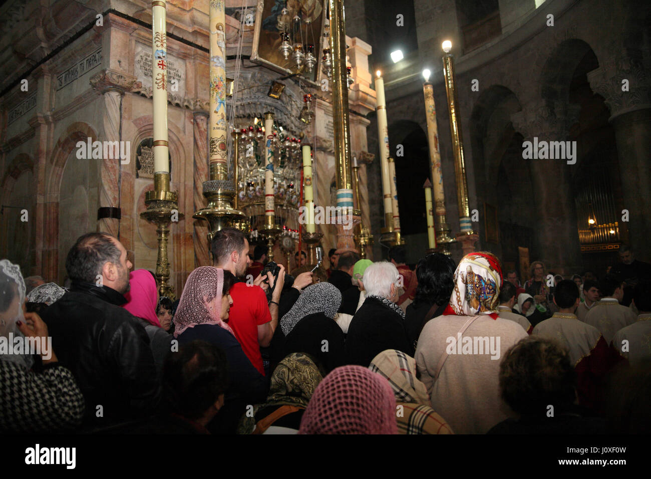 Armenian fedeli e turisti frequentano la Chiesa Armena La Domenica di Pasqua Santa Messa nella rotonda di fronte all'Edicola contenente il Santo Sepolcro di Cristo Foto Stock