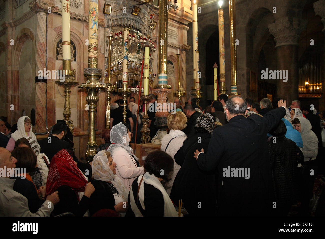 Armenian fedeli e turisti frequentano la Chiesa Armena La Domenica di Pasqua Santa Messa nella rotonda di fronte all'Edicola contenente il Santo Sepolcro di Cristo. Foto Stock