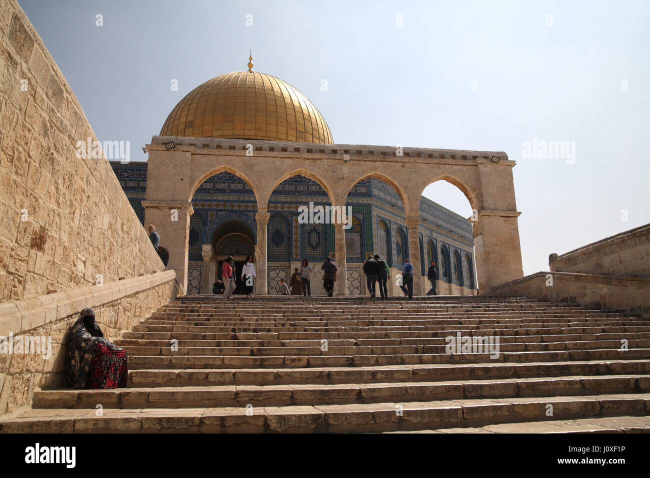 Scale per la Cupola della roccia del Monte del Tempio come visto attraverso esili archi sui quali le scale sarà appeso alla fine dei giorni di giudicare le persone. Foto Stock