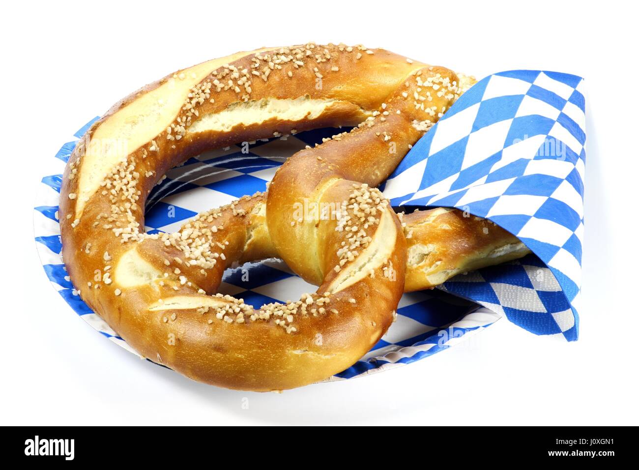 Tradizionali bavaresi Oktoberfest pretzel isolati su sfondo bianco Foto Stock